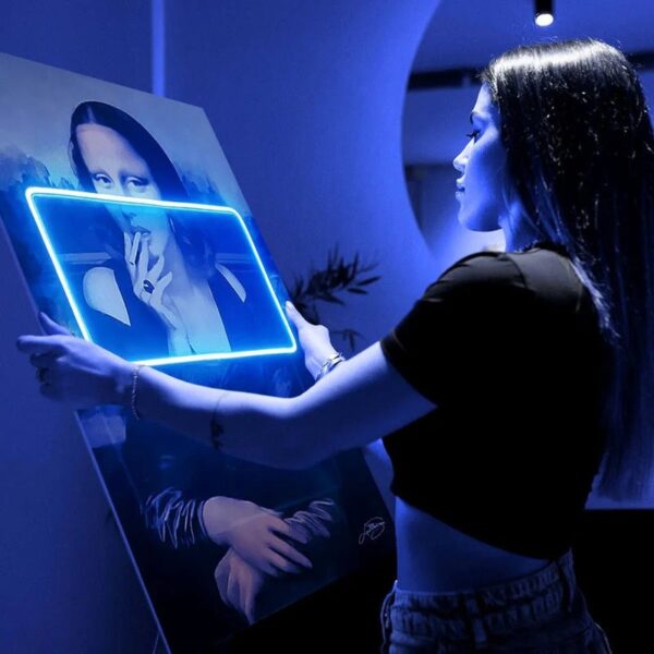 Monnalisa Smoking UV Neon Sign